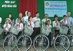 50 suất quà trao cho học sinh nghèo vượt khó ở huyện Quảng Điền