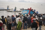 Chiếc tàu cá chìm tại cửa biển Thuận An