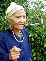 Lên A Lưới gặp “thiếu nữ” 90 tuổi trong điệu khèn bè 