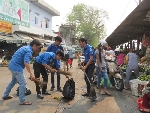 Đoàn viên thanh niên ra quân vệ sinh môi trường hưởng ứng Ngày Nước Thế giới.