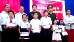 Tặng quà cho trẻ em nghèo TT-Huế