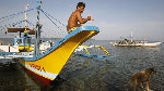 Đánh bắt ở Biển Đông, ngư dân sợ tàu Trung Quốc hơn hải tặc