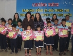 Phó Chủ tịch nước Đặng Thị Ngọc Thịnh tặng quà cho trẻ em làng SOS tỉnh Thừa Thiên Huế