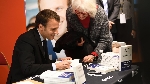 Sách về tân Thủ tướng Emmanuel Macron bán chạy tại Pháp