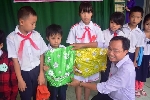 15 suất quà đến với các em học sinh có hoàn cảnh khó khăn tại trường Tiểu học số 2 Hương Chữ