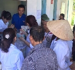 Khám và cấp thuốc miến phí cho người dân tại xã Hồng Tiến