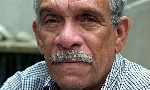 Derek Walcott được mời dạy ở Canada