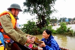 Bí thư Tỉnh ủy Lê Trường Lưu chia sẻ khó khăn với người dân vùng trũng Phong Điền