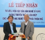  Liên hiệp Hội VHNT Thừa Thiên Huế tiếp nhận tư liệu, hiện vật cho phòng truyền thống