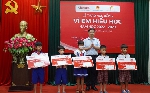  Trao 420 suất học bổng "Vì em hiếu học" cho học sinh có hoàn cảnh khó khăn tại tỉnh Thừa Thiên Huế