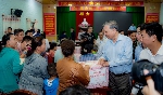 Tổng Bí thư Tô Lâm thăm, tặng quà người dân vùng rốn lũ ở Huế