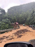 Mưa lớn kéo dài gây sạt lở nghiêm trọng, nhiều ngôi nhà chìm trong biển nước