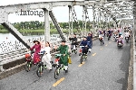 "Áo dài qua phố" lan tỏa thông điệp du lịch xanh tại Huế