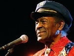 Huyền thoại Chuck Berry gục ngã trên sân khấu