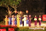 Lung linh tà áo tím trong đêm bế mạc Festival Nghề truyền thống Huế 2011 