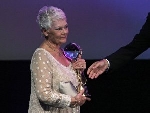 Dame Judi Dench được trao giải Quả cầu Pha lê 