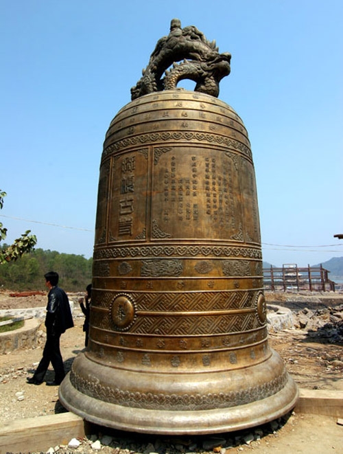 Làm gì để bảo vệ và phát huy giá trị đối với những bảo vật văn hóa Phật giáo trong các chùa ở Huế?