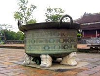 Cần xem lại ai mới là tác giả của những khánh, vạc, chuông, tượng cổ thời tiền Nguyễn