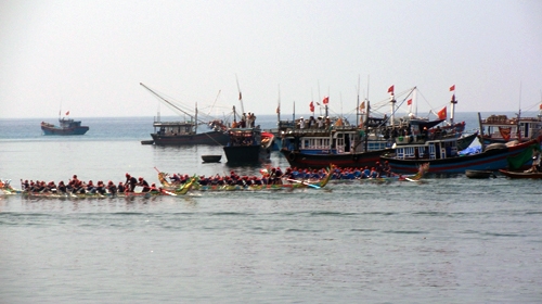 Khai hội đua thuyền trên quê hương hùng binh Hoàng Sa