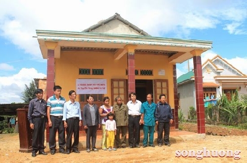 Quỹ Tình Sông Hương trao nhà tình nghĩa cho chị Trần Thị Ly - một gia đình hết sức khó khăn tại huyện miền núi A Lưới