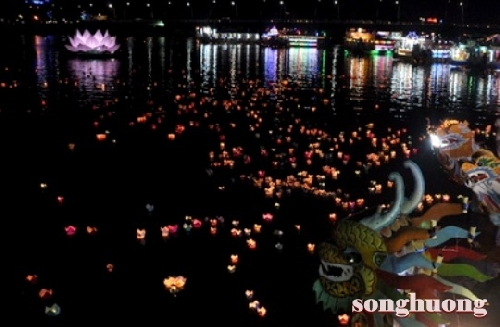 Lung linh đêm hội hoa đăng trên sông Hương