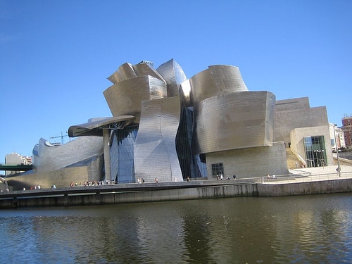 Frank Gehry: Một "Picasso của kiến trúc" 