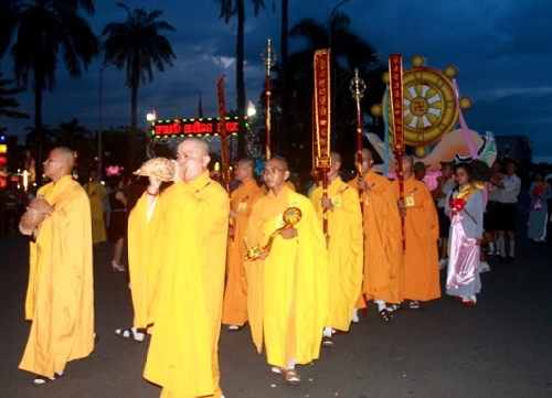 Huế lung linh trong đêm lễ rước Phật