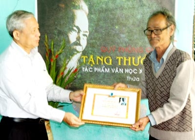 Quỹ Phùng Quán trao tặng thưởng cho nhà thơ Trần Vàng Sao