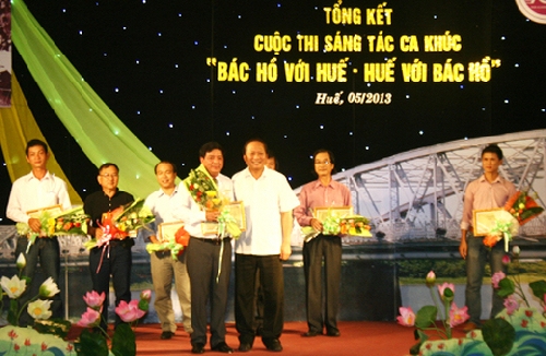 Tác phẩm " Nhìn ảnh Bác thổi khèn" đoạt giải Nhất cuộc thi ca khúc viết về Chủ tịch Hồ Chí Minh