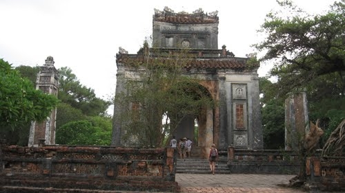 Triển khai chương trình "Bảo tồn, trùng tu và đào tạo kỹ thuật tại công trình Bi Đình - lăng Tự Đức" 