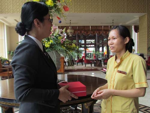 Khách sạn Tân Hoàng Cung tặng quà người trả lại vàng cho du khách