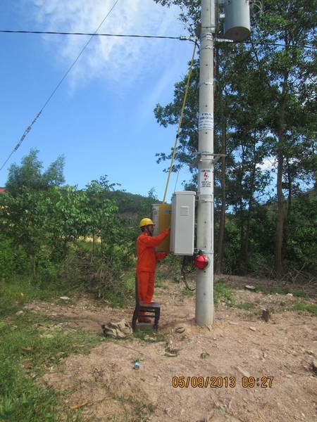 Hoàn thành cấp điện cho các hộ dân tại khu tái định cư Lim