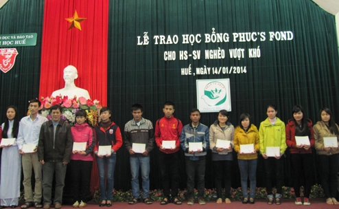 Trao học bổng cho 108 HSSV nghèo vượt khó học giỏi