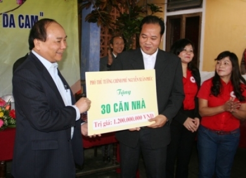 Trao tặng 230 phần quà Tết cho hộ nghèo Thừa Thiên - Huế 