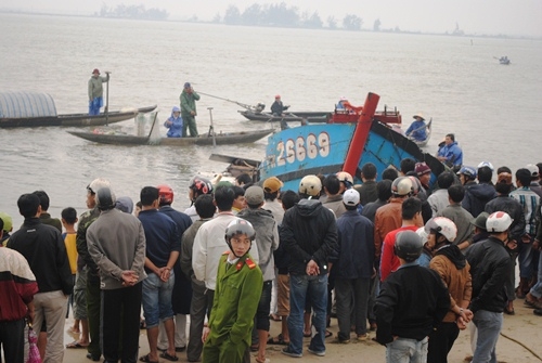 Chiếc tàu cá chìm tại cửa biển Thuận An