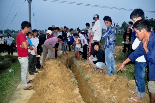 Thừa Thiên - Huế: Dân phản đối đơn vị thi công xâm phạm mồ mả