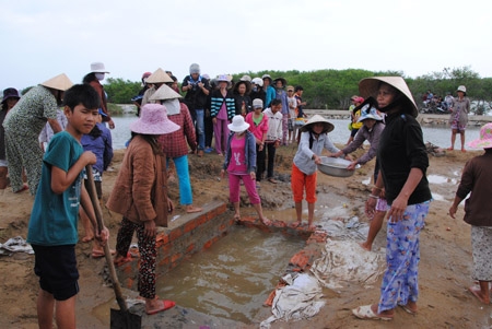 TT-Huế: Điên cuồng đập phá lăng mộ vì lời đồn nhảm 