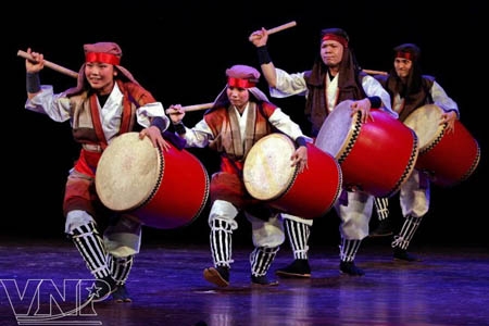 Đoàn nghệ thuật múa trống Eisa Okinawa tham dự Festival Huế 2014. 