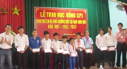 136 suất học bổng học sinh có hoàn cảnh khó khăn, bị ảnh hưởng bởi tai nạn nạn bom mìn còn sót lại sau 30/4/1975