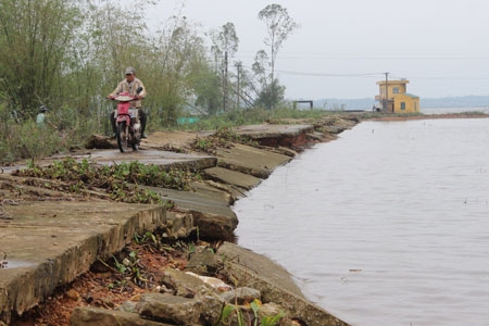 Dân khổ sở vì đường tránh lũ thi công “rùa bò”