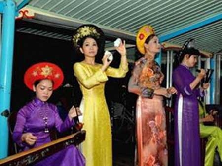 Đến Huế, chỉ mong... "tựa mạn thuyền"