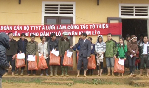 A Lưới: khám chữa bệnh, cấp phát thuốc miễn phí tại bản Ka Lô, huyện Ka Lừm, tỉnh Sê Công (Lào)