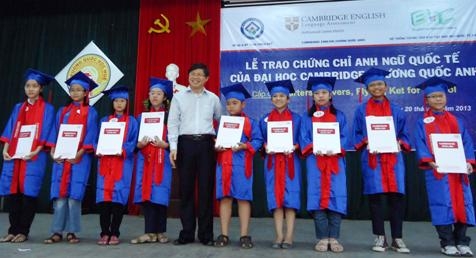 Trung tâm EUC trao chứng chỉ tiếng Anh quốc tế Cambridge cho học sinh Thừa Thiên Huế