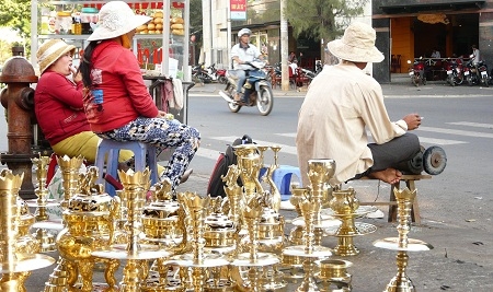 Cuối năm, bận rộn nghề đánh lư đồng