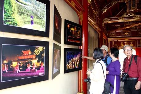 Hơn 350 bức ảnh được trưng bày tại các Trường Lang Tử Cấm Thành