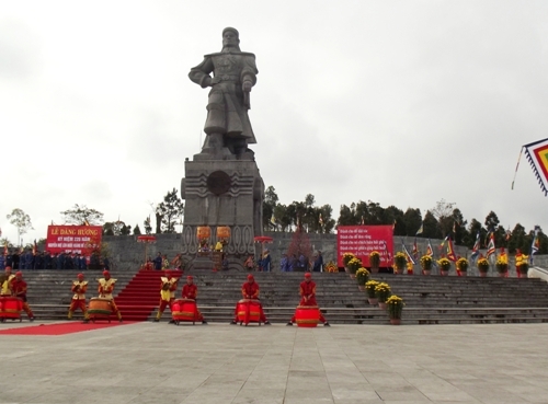 Lễ dâng hương kỷ niệm 226 năm Nguyễn Huệ lên ngôi Hoàng đế tại Núi Bân, thành phố Huế