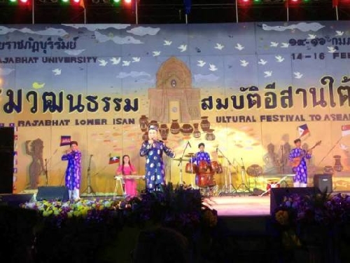 Trường Trung học Văn hóa Nghệ thuật Thừa Thiên Huế tham dự lễ hội "Rajabhat lower Isan Cultural Festival to ASEAN" Thái Lan.