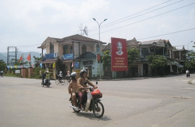 Triển khai thực hiện lắp đặt trụ tên đường tại Thị trấn Khe Tre