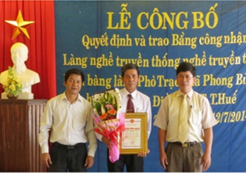 Phong Điền đón bằng công nhận Làng nghề truyền thống và Nghề truyền thống đệm bàng Phò Trạch