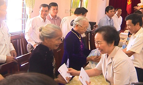 Phó Chủ tịch nước Nguyễn Thị Doan tặng quà các gia đình chính sách.